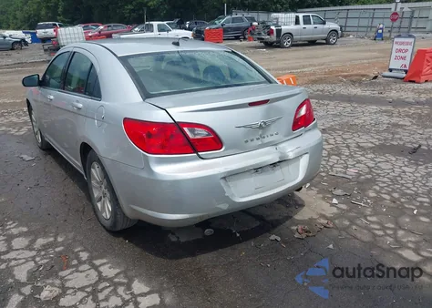 2010 Chrysler Sebring Limited z USA, uszkodzony, nr VIN 1C3CC5FB5AN225937